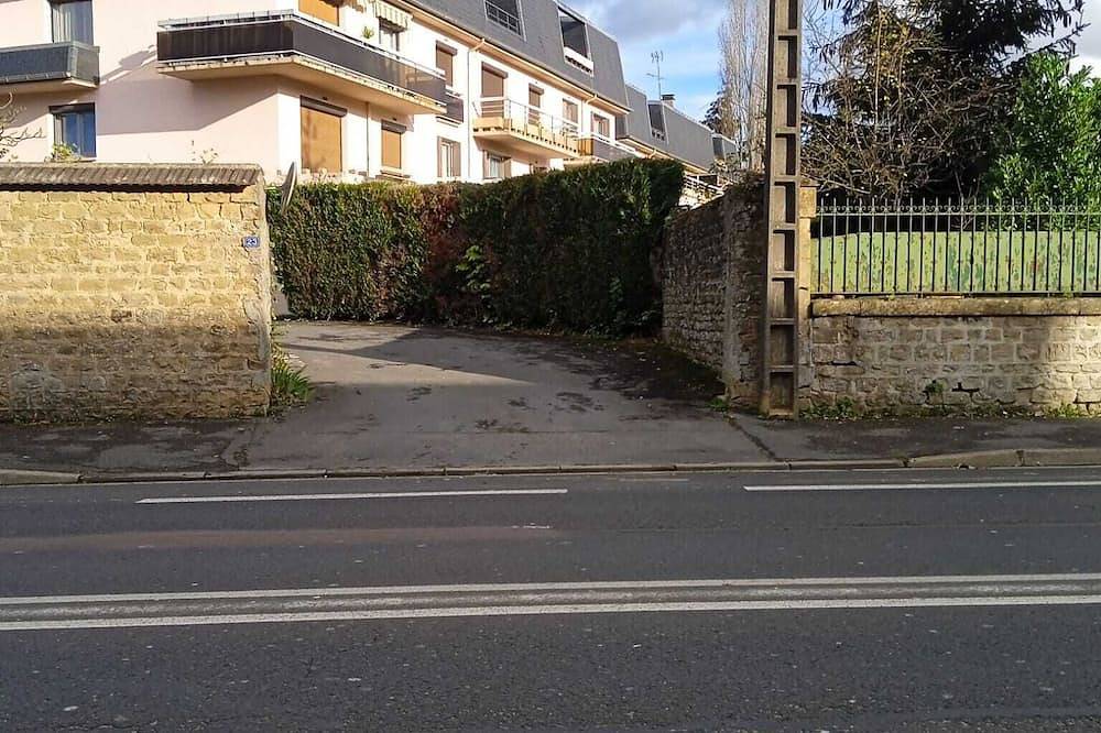 Entire apartment, L'appt du vieux qui ne voulait pas fêter son anniversaire park. privatif gratuit in Sedan, Ardennes