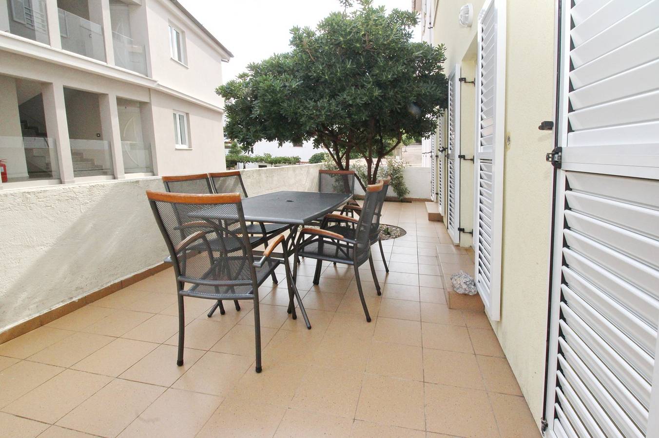 Ganze Wohnung, Apartment Limun 1 - mit Terrasse, 350 m vom Strand entfernt in Baska, Krk