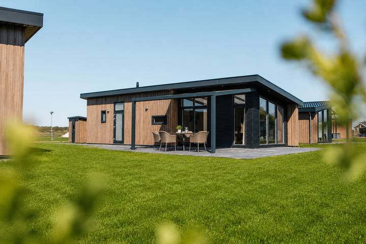 Ferienhaus für 6 Personen, mit Kinderpool und Seeblick sowie Terrasse und Balkon/Terrasse