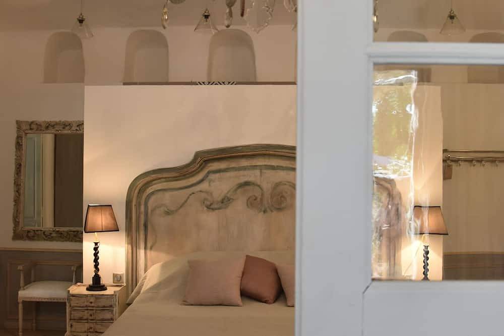 Charming And Standing Rental In Provence \nin the heart of a family estate in Lagnes, Parc naturel régional du Luberon