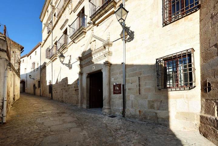 Hotel para 10 personas, con terraza y piscina - 1