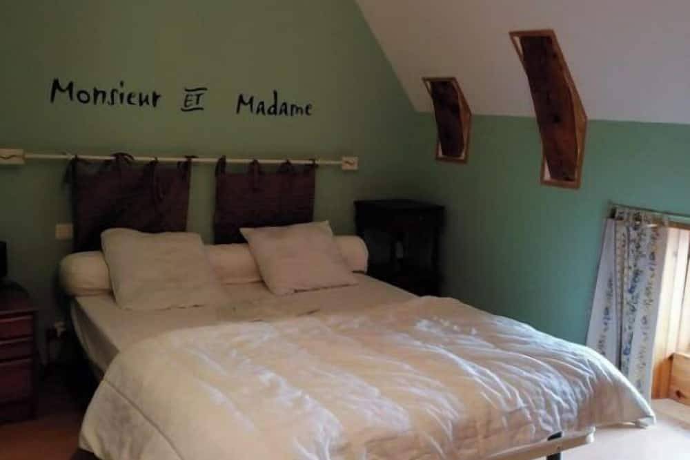 Holiday Home 'Maison De Famille De 1823' with Private Terrace and Wi-Fi in Chastreix, Volcans d'Auvergne Regional Nature Park