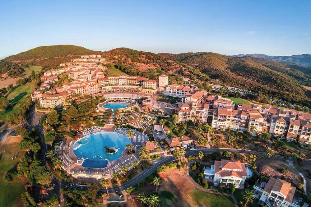 Ganze Wohnung, Stone and vacation apartment with covered parking space and pool access. in Le Dramont, Saint-Raphaël