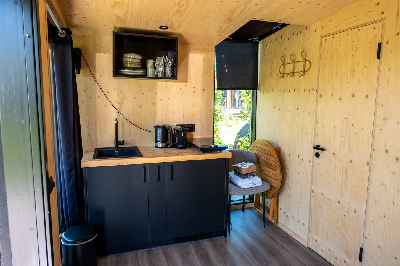 Cabin für zwei Personen mit hottub in einem Ferienpark in Scherpenzeel in Nationalpark Weerribben-Wieden