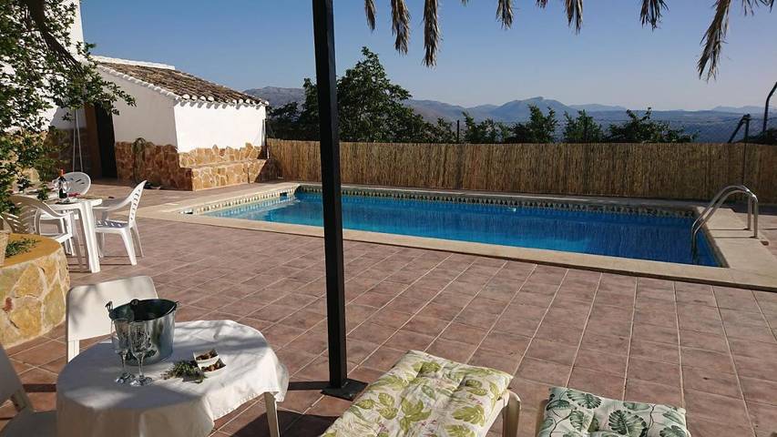 Location de vacances pour 8 personnes, avec piscine ainsi que vue et jardin, animaux acceptés à Loja - 2