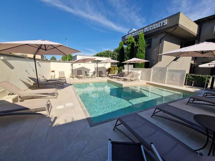 Apartahotel para 2 personas, con vistas además de piscina y jardín en Toscana