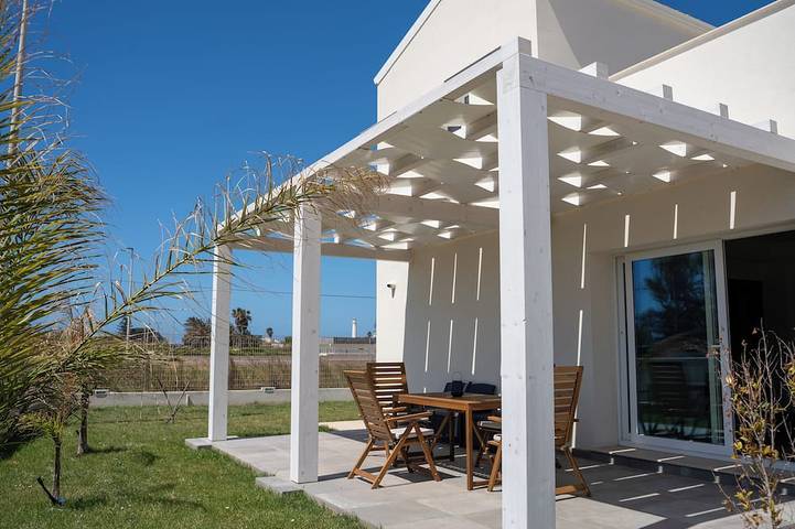 Villa Blue - Zannafondo Villas with private garden and 100 mt from the beach in Punta Secca, Santa Croce Camerina