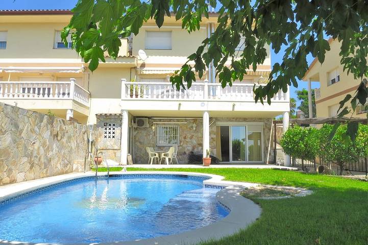 Ferienhaus für 12 Personen, mit Balkon und Whirlpool sowie Garten in Mataró
