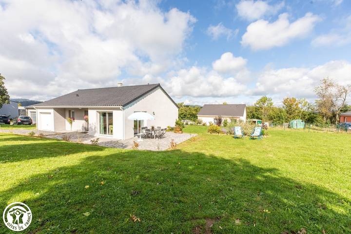 Gîte pour 6 personnes, avec jardin à Saint-Pierre-Roche