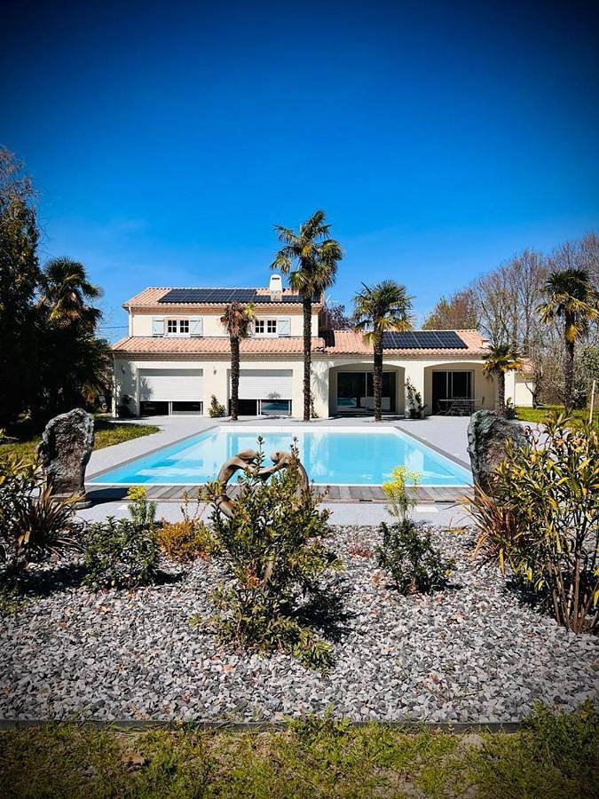 Maison d’hôte pour 2 personnes, avec Terrasse et Jacuzzi ainsi que Jardin et Piscine