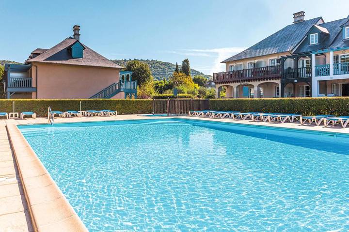 Gîte pour 7 personnes, avec Terrasse ainsi que Jardin et Piscine à Argentat