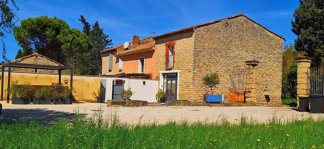 Location de vacances pour 2 personnes, avec Terrasse et Jardin ainsi que Piscine et Vue à Monteux
