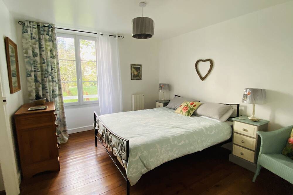 Pretty French Cottage with balcony overlooking gardens - sleeps  5-6 in Ruffec, Charente