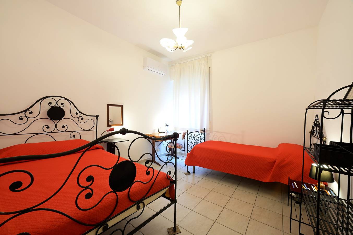 Apartamento entero, Apartamento "Casa Rosso Melograno" cerca del mar con balcones y Wi-Fi in Alassio, Riviera di Ponente
