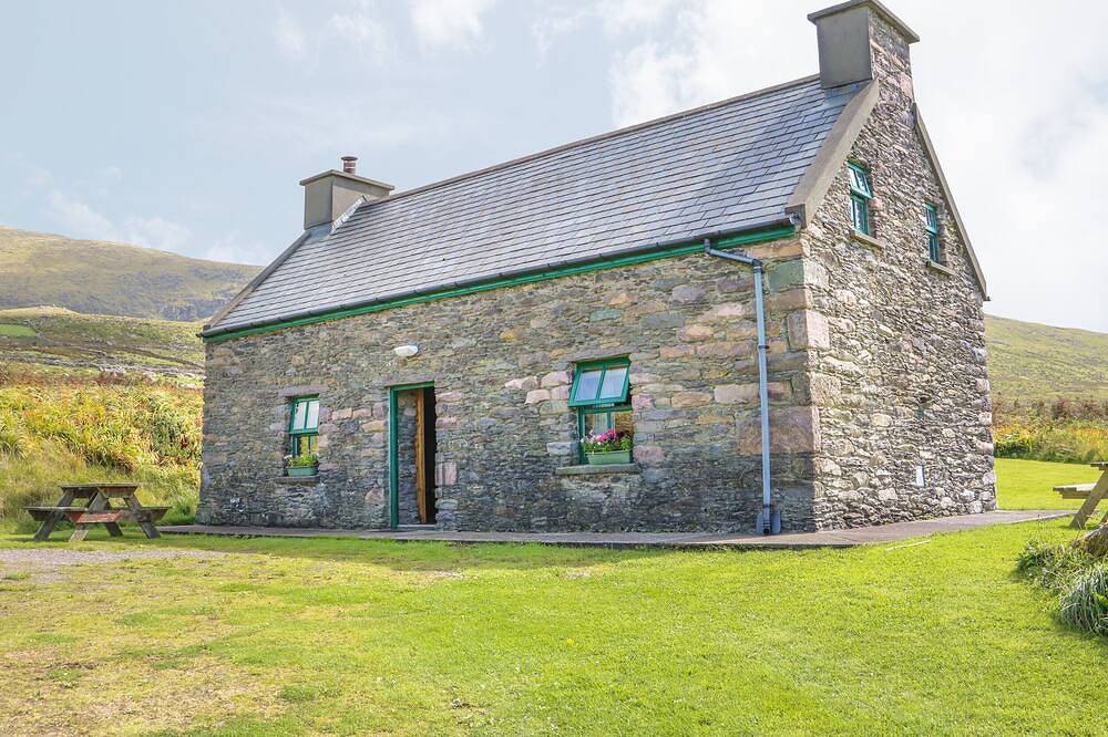 An Nead, pet friendly, with open fire in Dingle, County Kerry in Kilquann Electoral Division, Dingle Peninsula