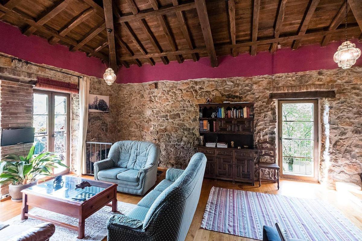 Quintana La Vega Casona asturiana in Oviedo, Cordillera Cantábrica