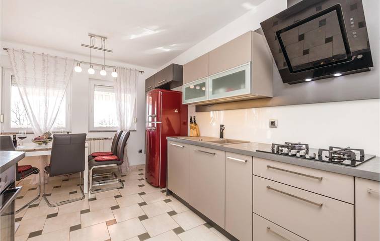 Ganze Ferienwohnung, Urlaub am Meer: 2-Zimmer-Wohnung mit Terrasse und Parkplatz in Plaža Villa Nora, Rijeka