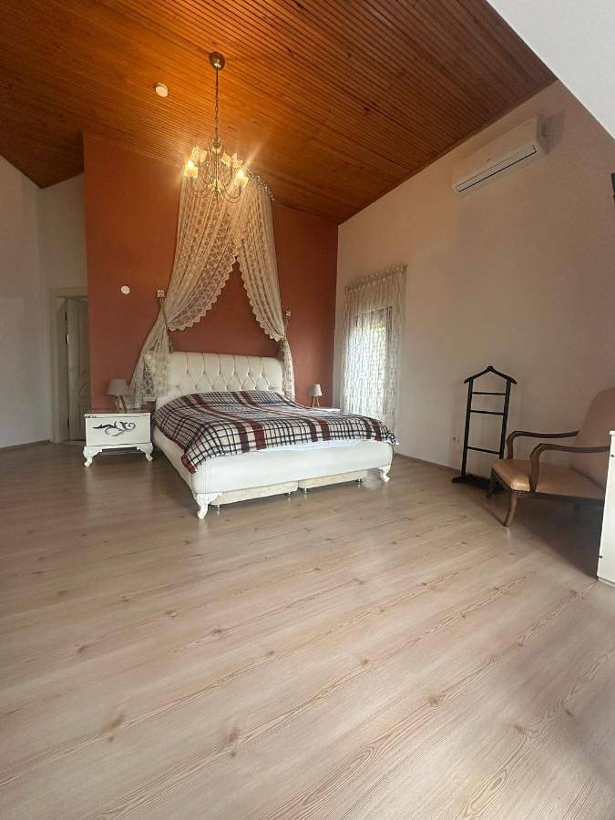 Villa with Private Pool in Çekmeköy, Marmararegion