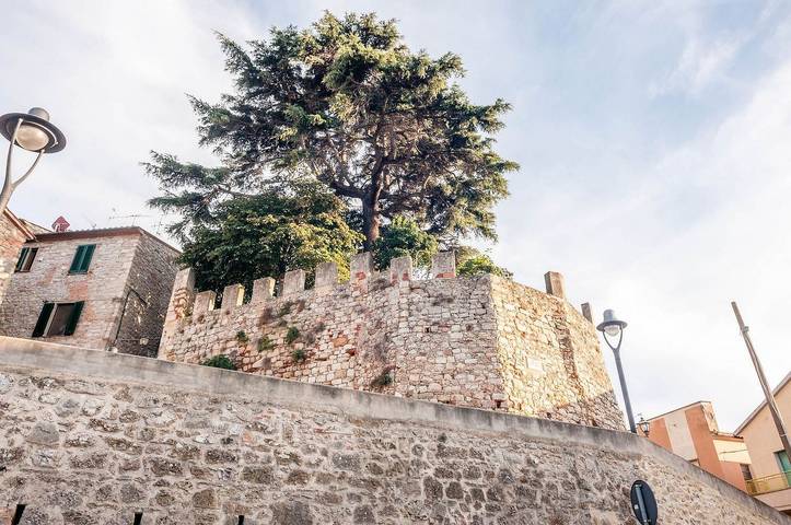 Appartamento intero, Appartamento 'Il Castello Gavorrano' con vista mare, giardino in comune e Wi-Fi in Gavorrano, Provincia di Grosseto