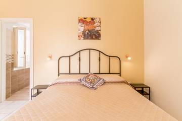 Vacation Rental for 7 Guests in Catania, Catania Province, Picture 3