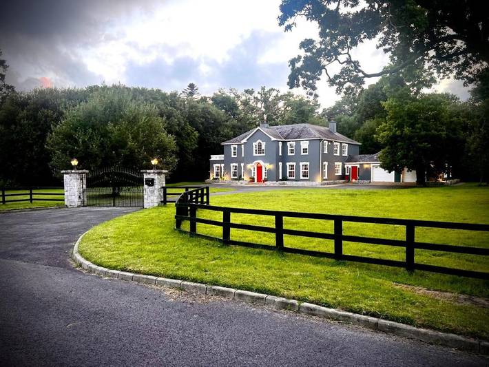 Holiday home for 10 people, with Balcony and Terrace as well as Garden in Ennis