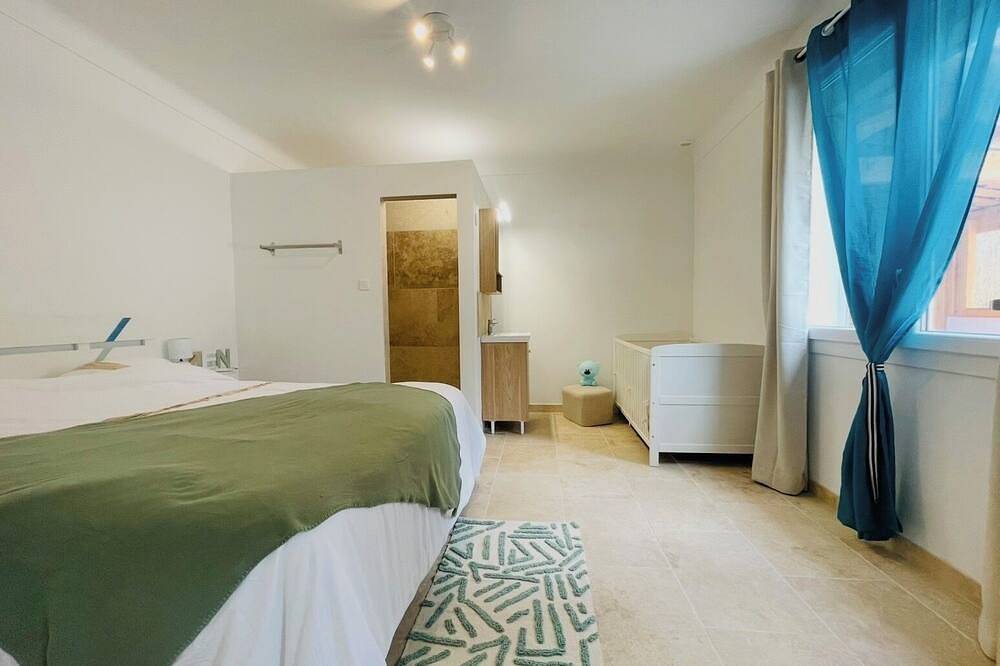 /New air-conditioned country house with heated indoor pool, Provence in Puyméras, Parc naturel régional du Mont-Ventoux
