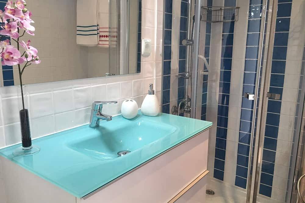 Entire apartment, Remodeled Apt. in Pedras d'El Rei overlooking the Atlantic Ocean and Ria Formosa in Pedras d'El Rei, Santa Luzia