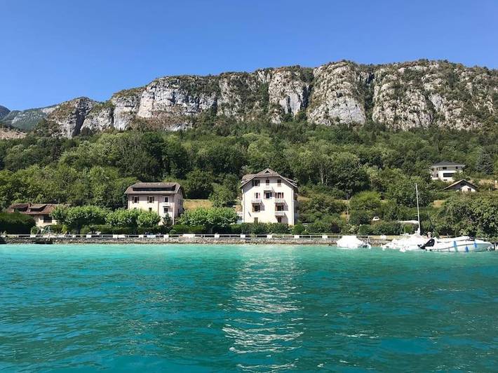 Location de vacances pour 4 personnes, avec Terrasse et Jardin ainsi que Vue et Vue sur le lac à Doussard