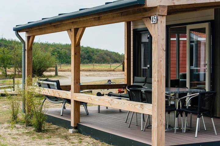 Glamping voor 6 personen, with Terras and Zwembad as well as Uitzicht op Ameland