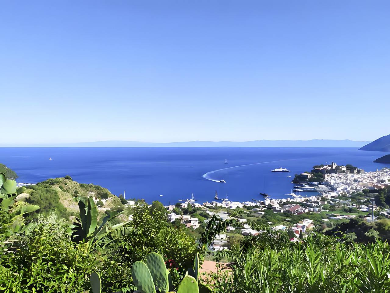 Hel lejlighed, Apartment in Villa "Lipari" with Sea View, Wi-Fi and Air Conditioning in Lipari