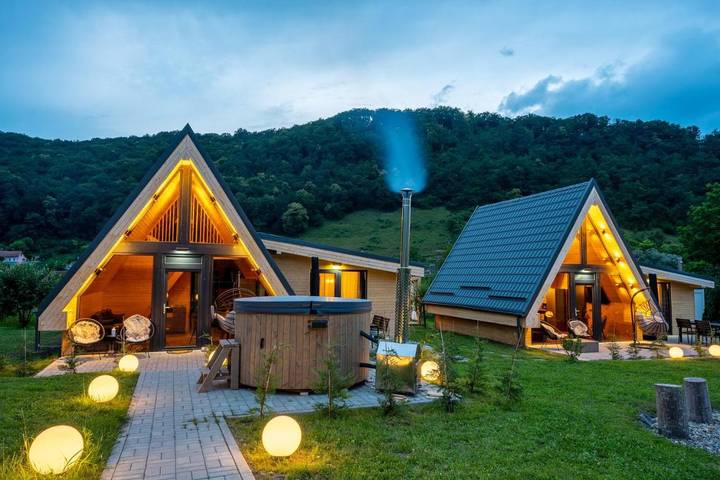 Location de vacances pour 6 personnes, avec Terrasse et Jacuzzi ainsi que Jardin et Vue dans Mureș
