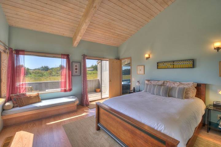 Vacation rental for 7 people, with terrace and hot tub as well as pool in Gualala