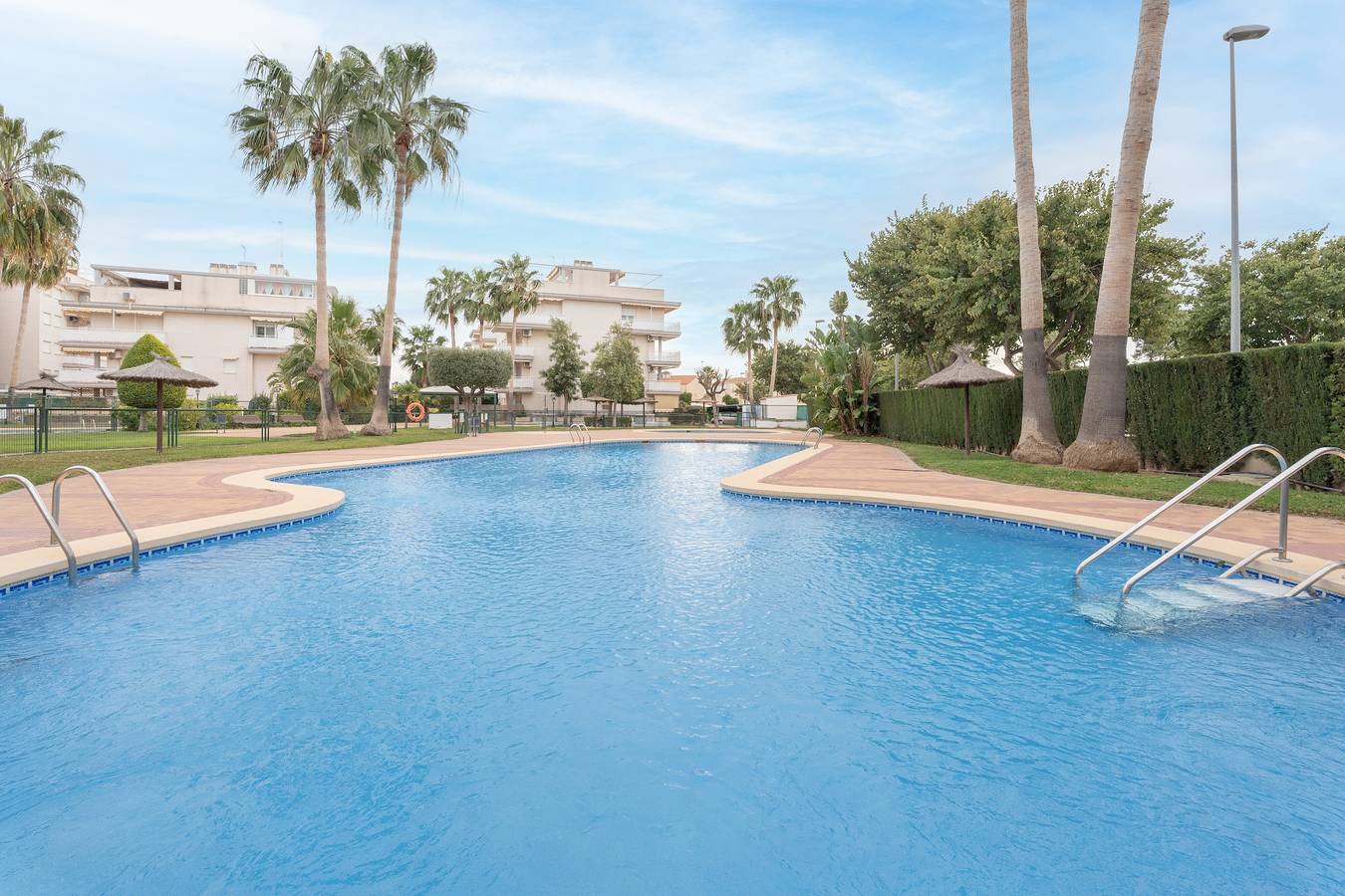Apartamento entero, Apartamento 'En Canet' con piscina compartida, Wi-Fi y aire acondicionado in Canet de Berenguer, Costa de Valencia