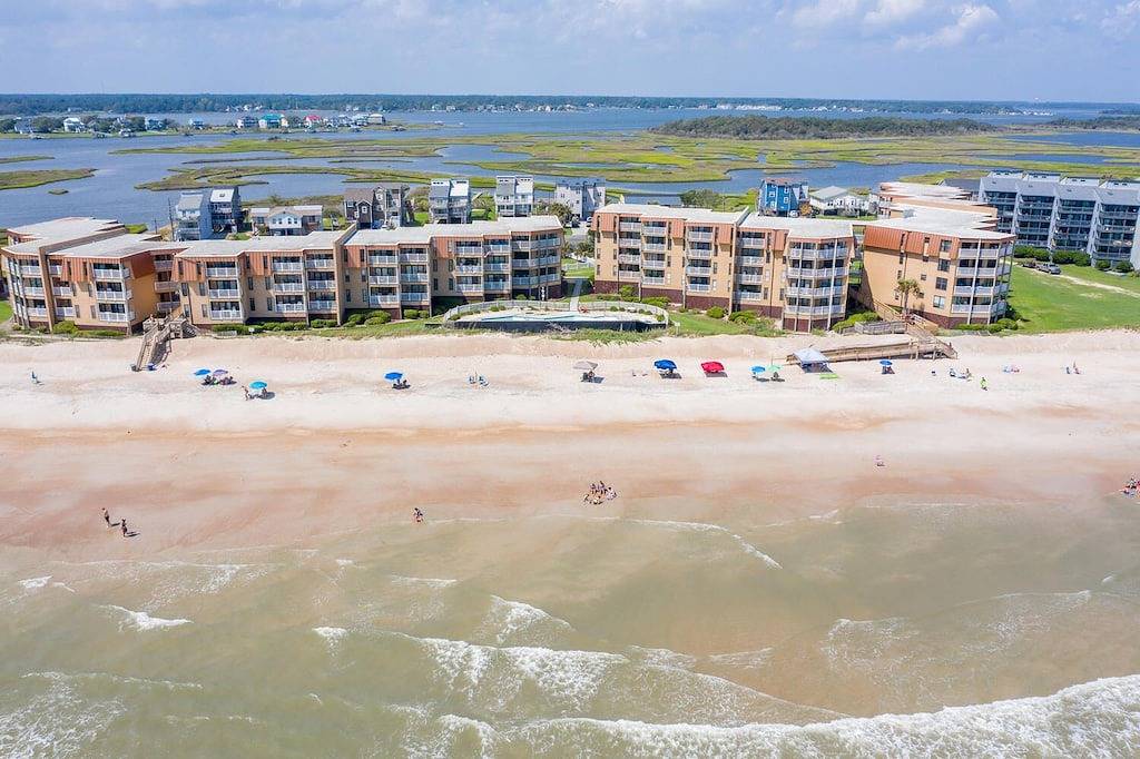 Ganze Wohnung, Oceanfront End Unit 2Br Condo - Linens Included in North Topsail Beach, Camp Lejeune