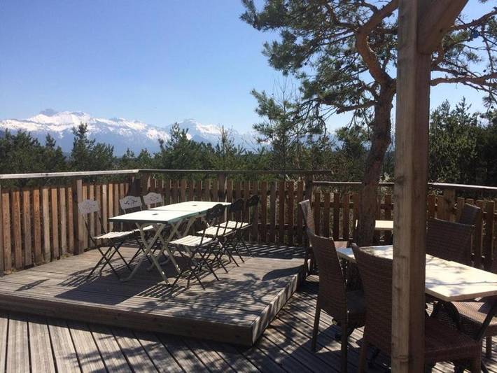 Camping pour 4 personnes, avec piscine et terrasse ainsi que vue et jardin dans le Vercors