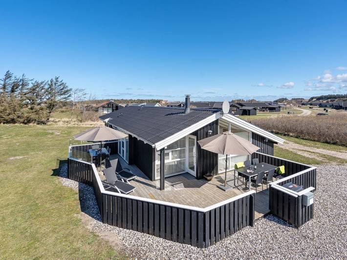 Feriehus for 6 personer, med badebasseng og terrasse i tillegg til sauna i Lønstrup