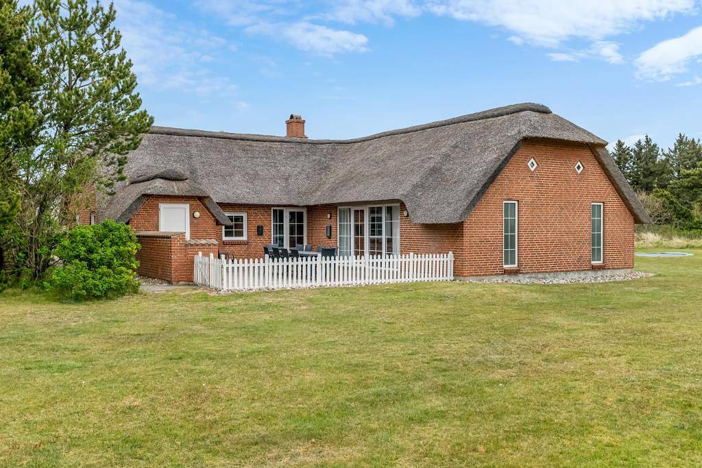 Øhusevej 18 is a lovely pool house where dogs are allowed, and it includes a pool table. in Ulfborg, Región de Holstebro