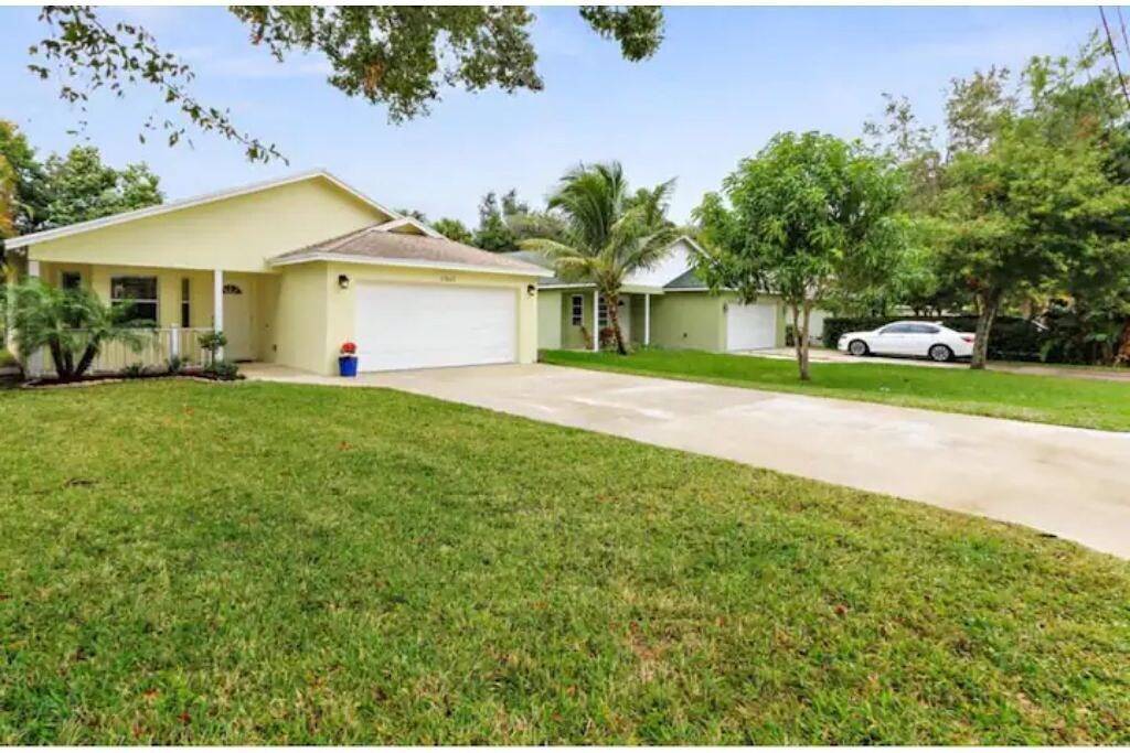 Backyard retreat with Bbq Patio & game room in Jupiter, Palm Beach County