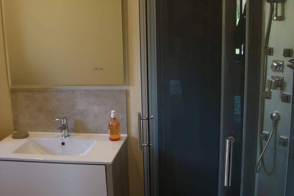 House with terrace, Avignon festival 12km away, Spirou park and wave island in Le Thor, Vaucluse