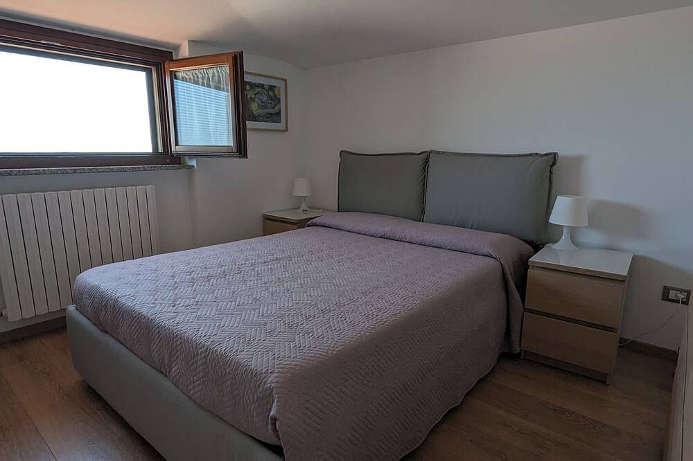 Apartamento entero, Bright 8th-floor penthouse with sea view 7 minutes' walk from the beach. in Pretaro, Pescara