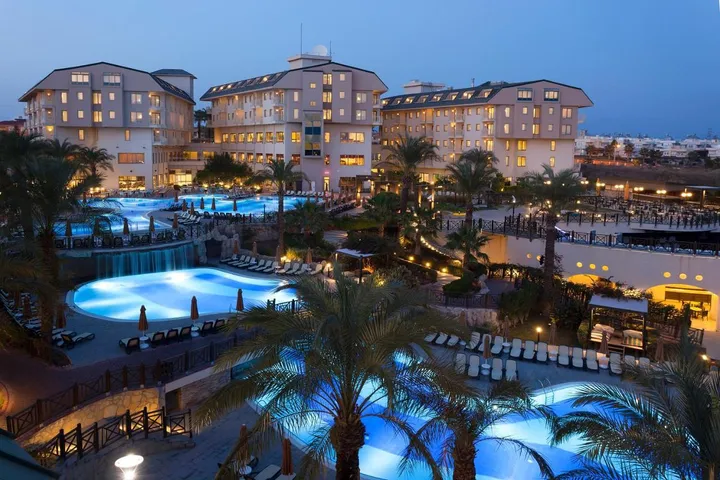 Resort para 4 personas, con jardín además de vistas y piscina - 1