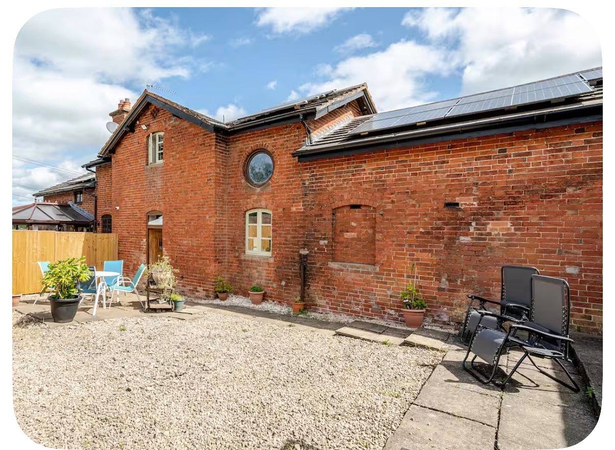 The Hurst Stable, Sleeps 4 with Hot Tub & Parking in Staffordshire