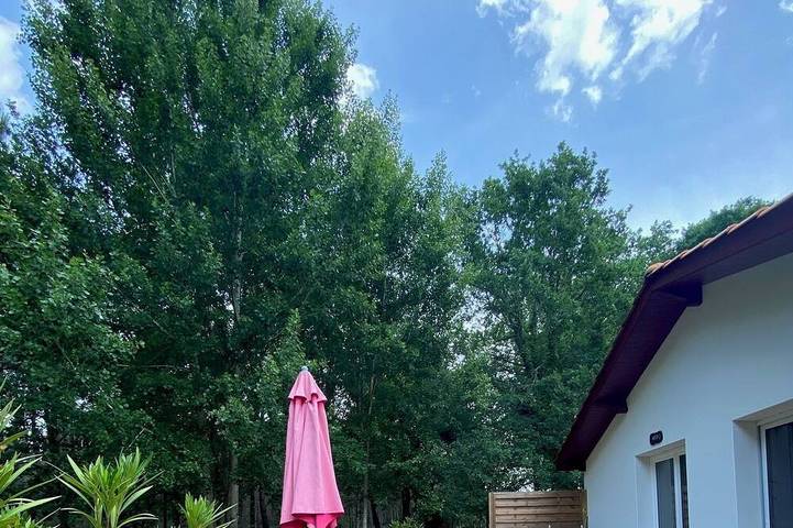 Location de vacances pour 3 personnes, avec Terrasse ainsi que Jardin et Piscine à Brach