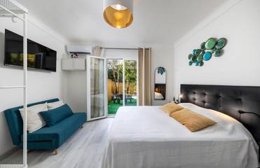 Gîte pour 2 personnes, avec vue et jardin dans Carnolès