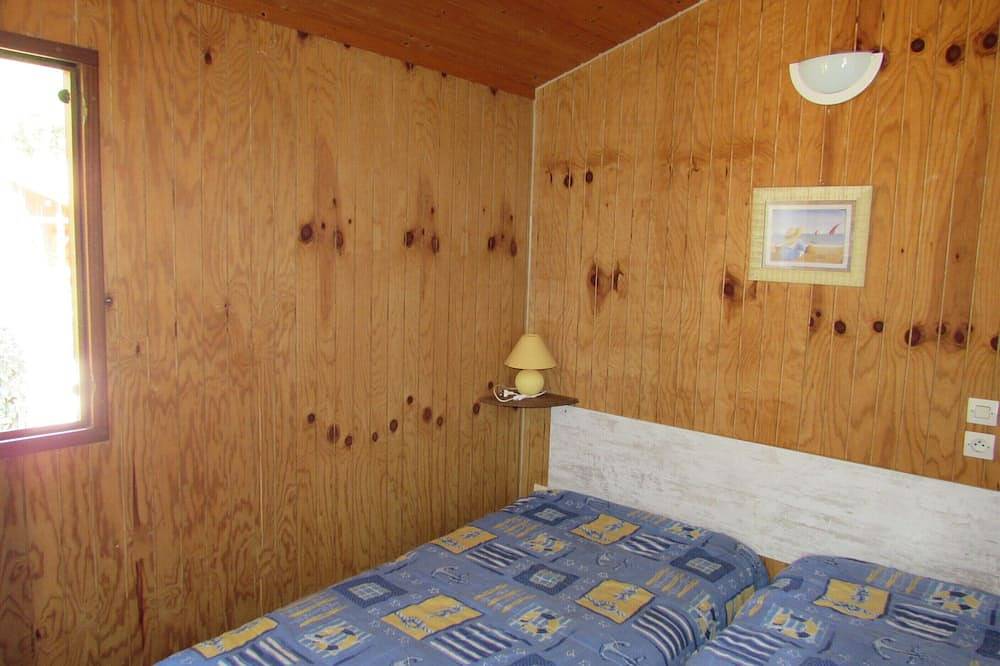 Chalets en bois dans village de gites avec terrasse, barbecue, piscine et clim in Corneilla-de-Conflent, Parc naturel régional des Pyrénées catalanes