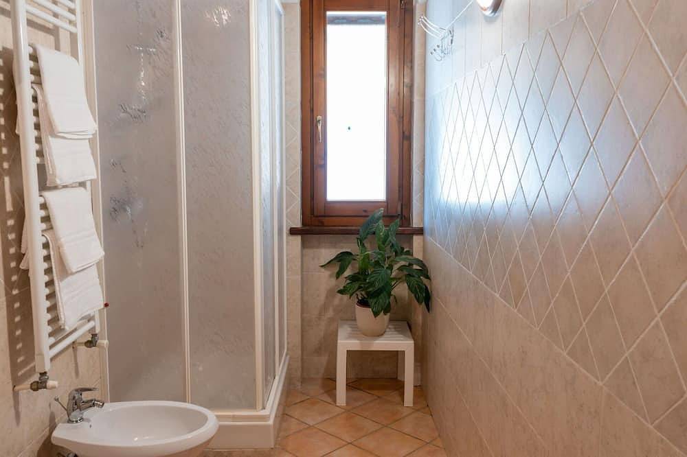 Lovely apartment in villa for 4 guests with pool, Wifi, Tv, terrace and pets allowed in Val di Lago, Viterbo Province