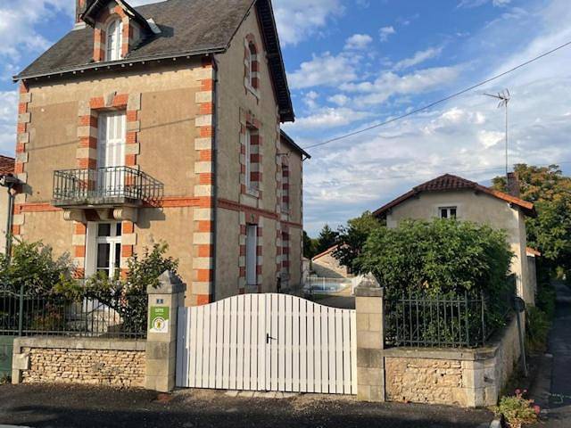 Location de vacances pour 16 personnes, avec vue ainsi que piscine et jardin à Usson-du-Poitou - 3