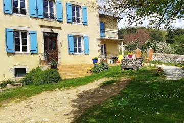 Gîte pour 14 personnes, avec jardin, animaux acceptés à Domeyrat