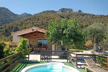 Gîte pour 6 personnes, avec jardin ainsi que terrasse et jacuzzi, animaux acceptés à Sainte-Agnès