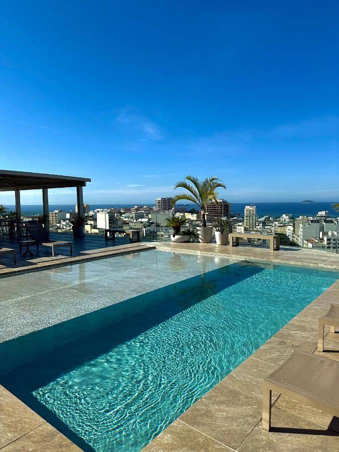 Apartamento para 2 personas, con vistas además de jardín y piscina en Copacabana